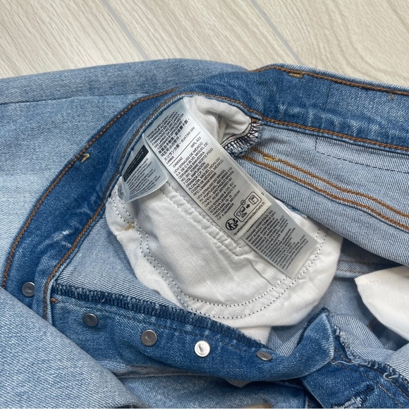 Levi’s Wedgie Straight Button Fly Distressed Knees Light Wash Blue Jeans Size 32 - Picture 9 of 15